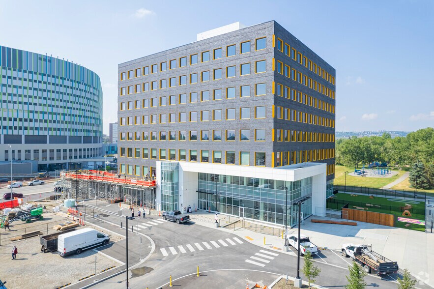 1941 Uxbridge Dr NW, Calgary, AB à vendre - Photo du bâtiment - Image 1 de 1