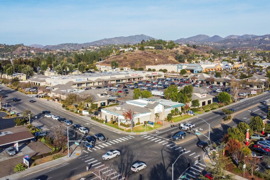 13616 Poway Rd, Poway, CA à louer - Photo du bâtiment - Image 2 de 7