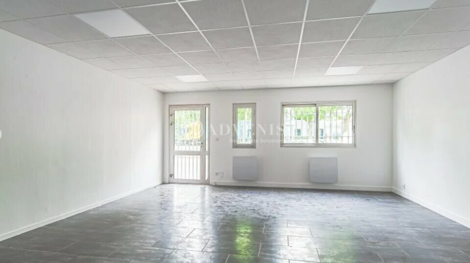 Office in Grigny for lease Interior Photo- Image 1 of 5