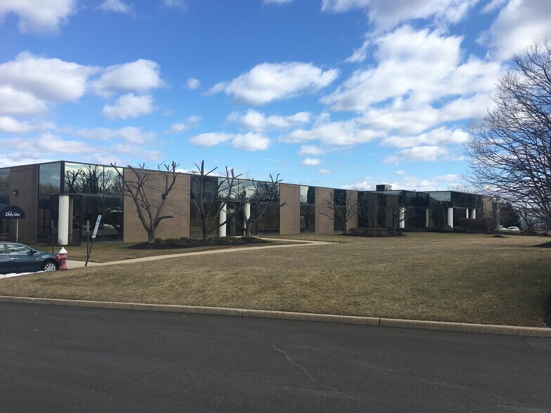 60 Blacksmith Rd, Newtown, PA à louer - Photo du bâtiment - Image 3 de 8