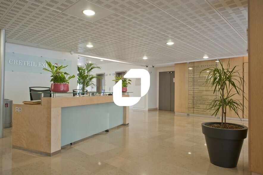 Bureau dans Créteil à louer - Hall d’entrée - Image 3 de 13