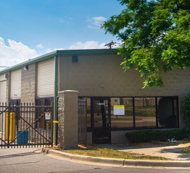 Plus de détails pour 14935 W 11 Mile Rd, Oak Park, MI - Industriel à louer