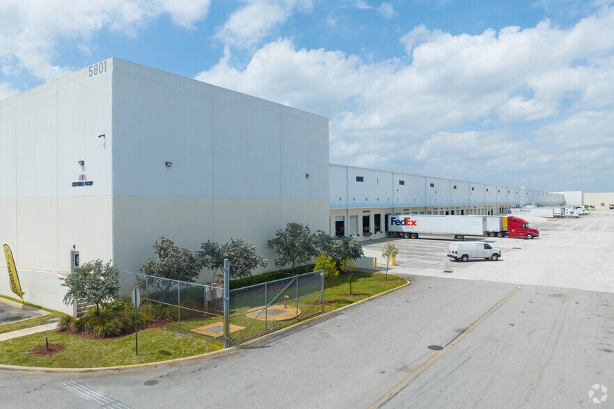 5801 E 10th Ave, Hialeah, FL à louer - Photo du bâtiment - Image 2 de 2