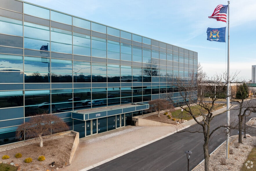 5700 Crooks Rd, Troy, MI à louer - Photo du bâtiment - Image 3 de 6