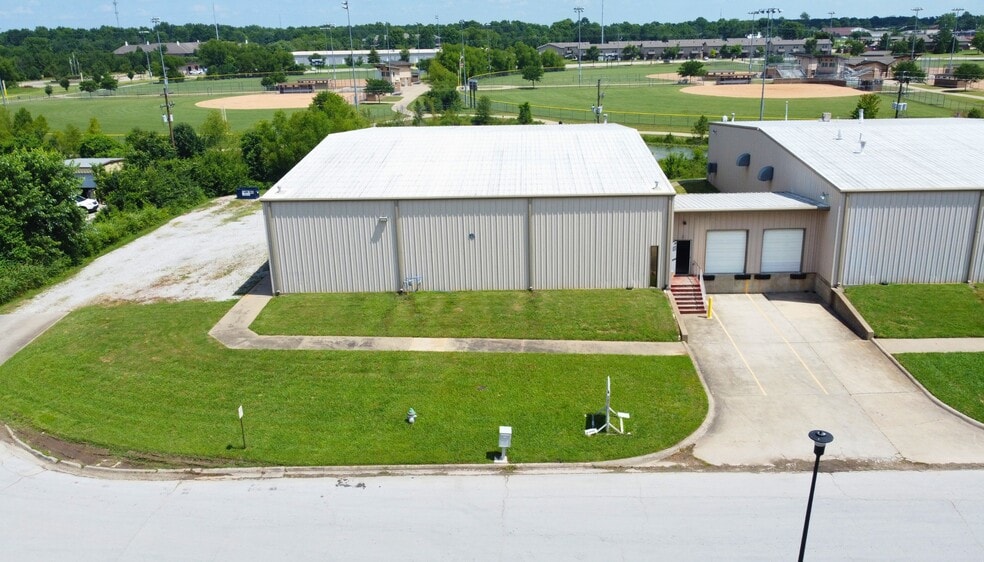 2003 Town West Dr, Rogers, AR for lease - Building Photo - Image 3 of 11