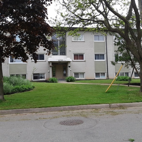 1050 Highland St, Burlington, ON for sale - Building Photo - Image 2 of 14