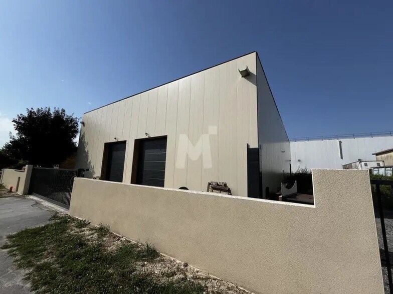 Flex in Le Plessis-Pâté for lease - Building Photo - Image 2 of 11