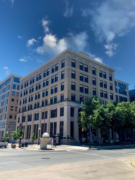 1 W Main St, Madison, WI à louer - Photo du bâtiment - Image 2 de 6