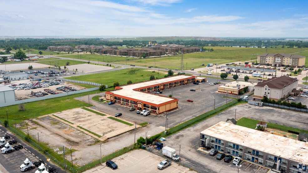 820 S MacArthur Blvd, Oklahoma City, OK for sale - Building Photo - Image 2 of 3