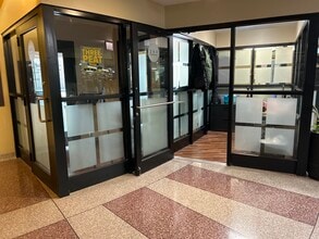 1030 N Clark St, Chicago, IL à louer Photo du bâtiment- Image 2 de 4