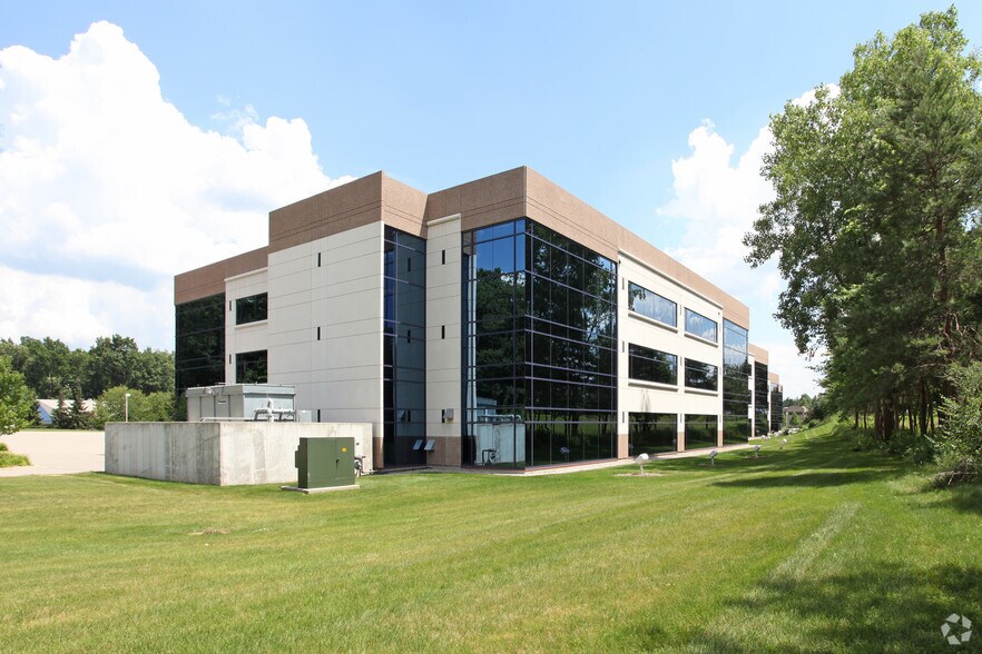 625 Kenmoor Ave SE, Grand Rapids, MI for lease - Building Photo - Image 1 of 1
