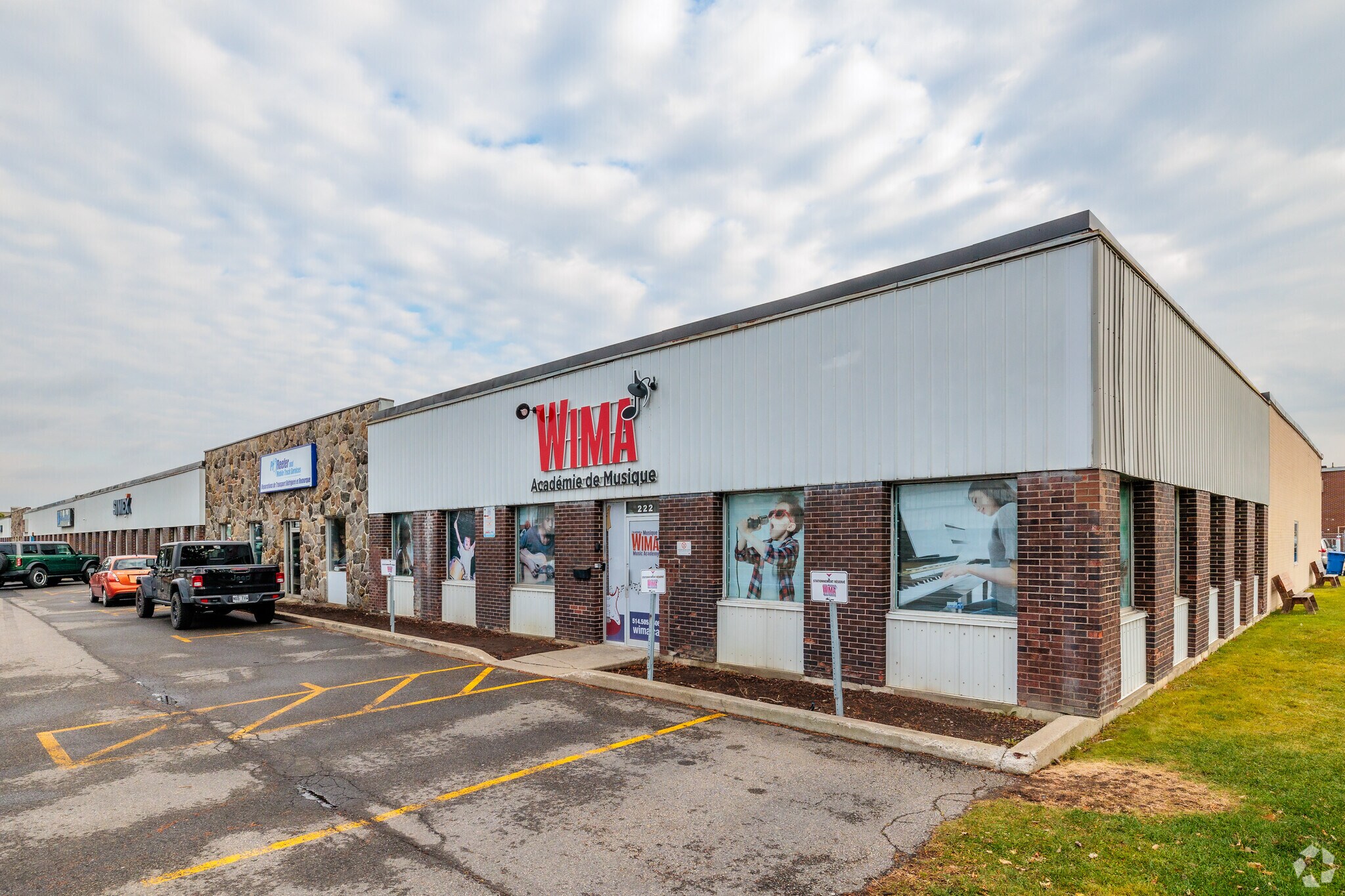 210-220 Boul Brunswick, Pointe-claire, QC for sale Primary Photo- Image 1 of 1