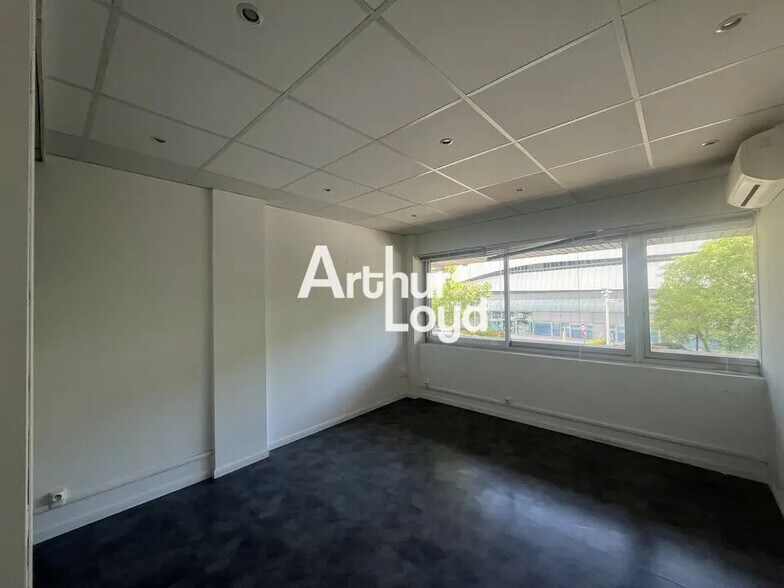 Office in Saint-Laurent-du-Var for lease - Interior Photo - Image 1 of 5