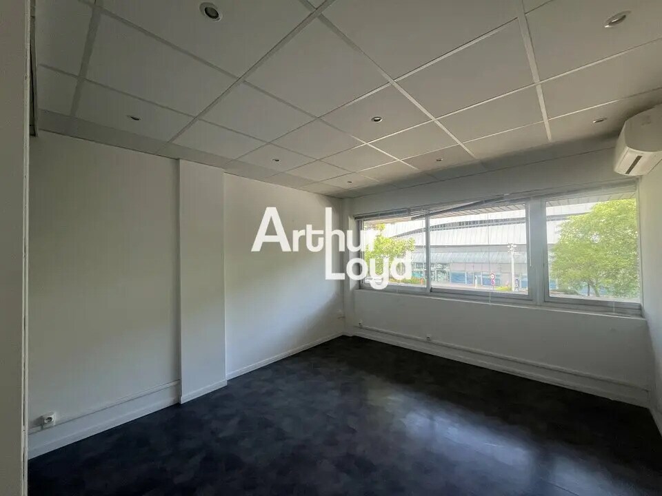 Office in Saint-Laurent-du-Var for lease Interior Photo- Image 1 of 6