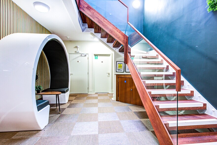 1A Holywell Hl, St. Albans à louer - Photo du bâtiment - Image 3 de 8