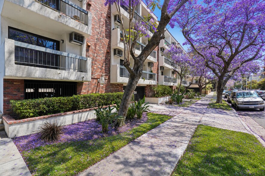 320 S Arnaz Dr, Los Angeles, CA à vendre - Photo du bâtiment - Image 2 de 12