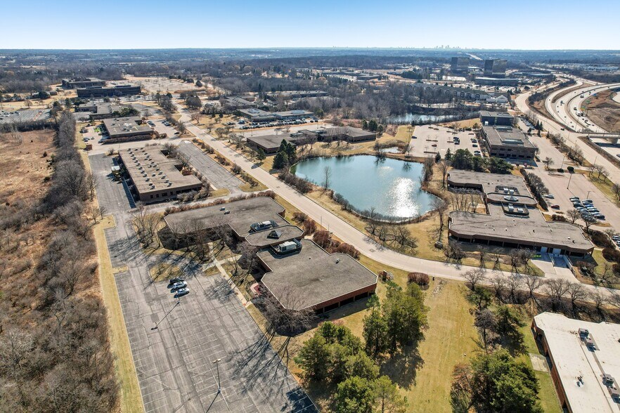 11950 W Lake Park Dr, Milwaukee, WI à vendre - Photo du bâtiment - Image 3 de 31