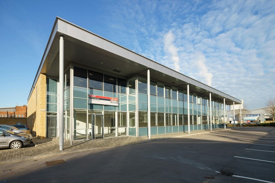 242-243 Gresham Rd, Slough for lease - Building Photo - Image 3 of 7