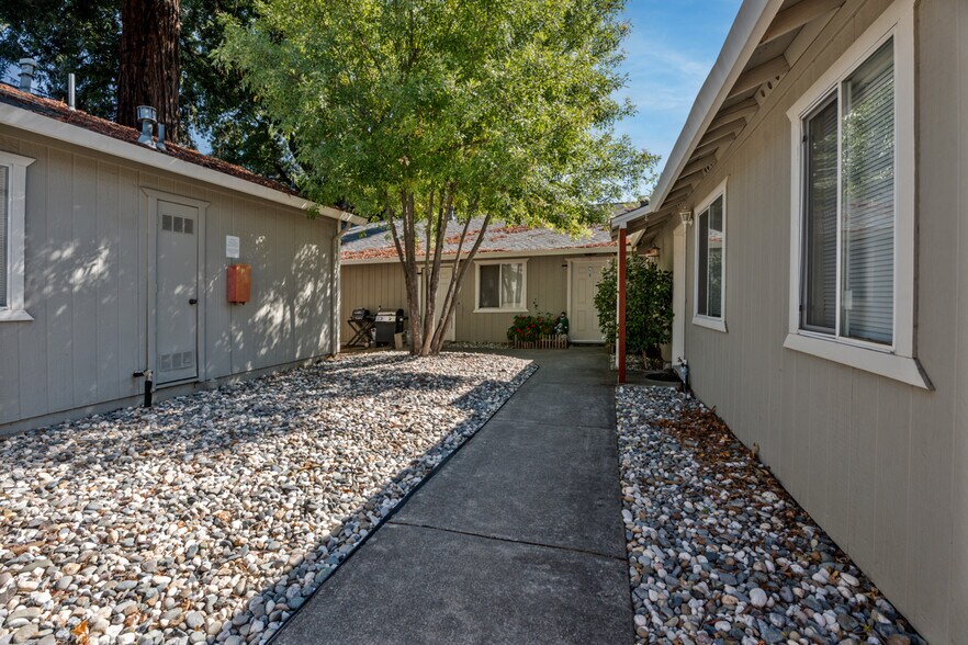 757 Waugh Ln, Ukiah, CA à vendre - Photo du bâtiment - Image 3 de 10
