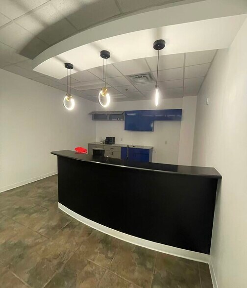 7075 Kingspointe Pky, Orlando, FL à vendre - Photo du bâtiment - Image 2 de 36