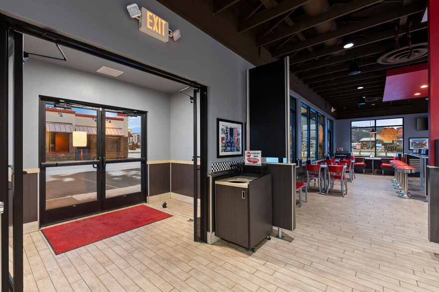 205 18th St, Kalispell, MT for sale - Interior Photo - Image 2 of 50