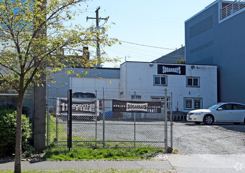 1738 W 3rd Ave, Vancouver, BC à vendre - Photo du bâtiment - Image 2 de 2