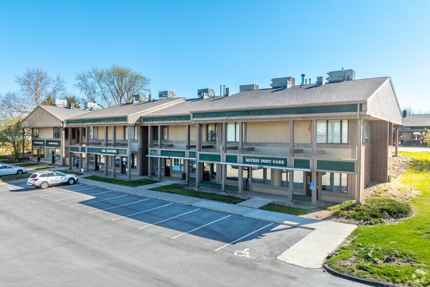 7501-7611 Douglas Ave, Urbandale, IA à louer - Photo du bâtiment - Image 3 de 9
