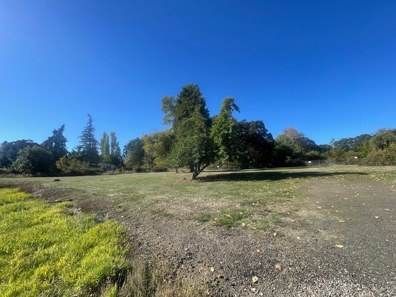 200 N Gun Club Rd, Independence, OR à vendre - Photo du bâtiment - Image 3 de 5