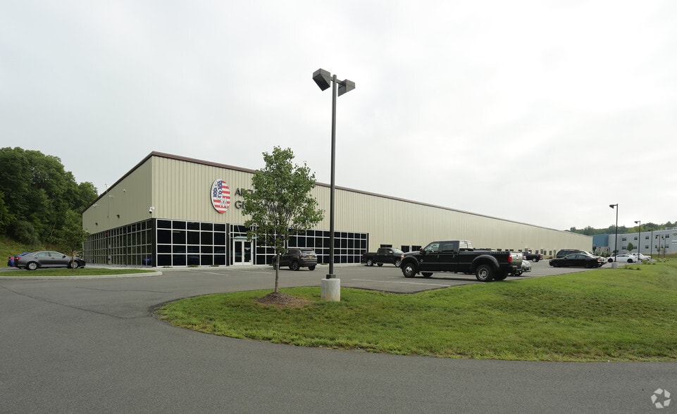 3 Liebich Ln, Clifton Park, NY for lease - Primary Photo - Image 1 of 3