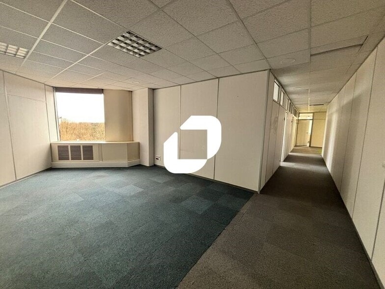 Bureau dans Évry-Courcouronnes à vendre - Photo du bâtiment - Image 3 de 11