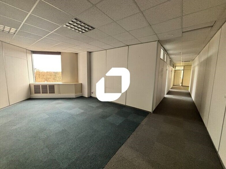 Bureau dans Évry-Courcouronnes à vendre - Photo du bâtiment - Image 3 de 11