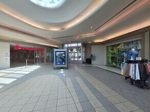 5800 Boul Cavendish, Cote-St-Luc, QC for lease Lobby- Image 2 of 10