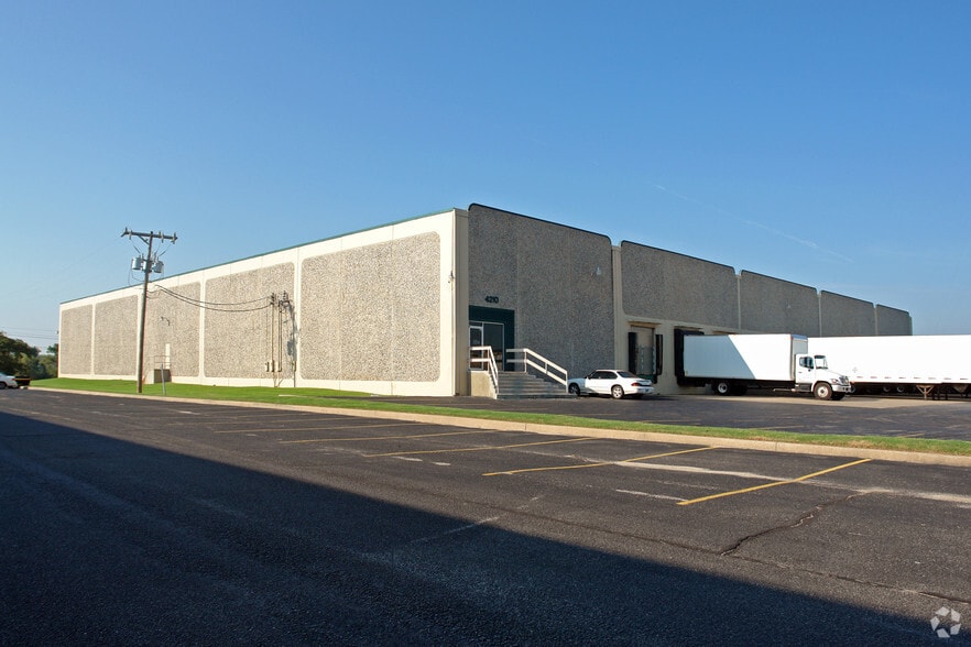 4210 Will Rogers Pky, Oklahoma City, OK for lease - Building Photo - Image 2 of 9