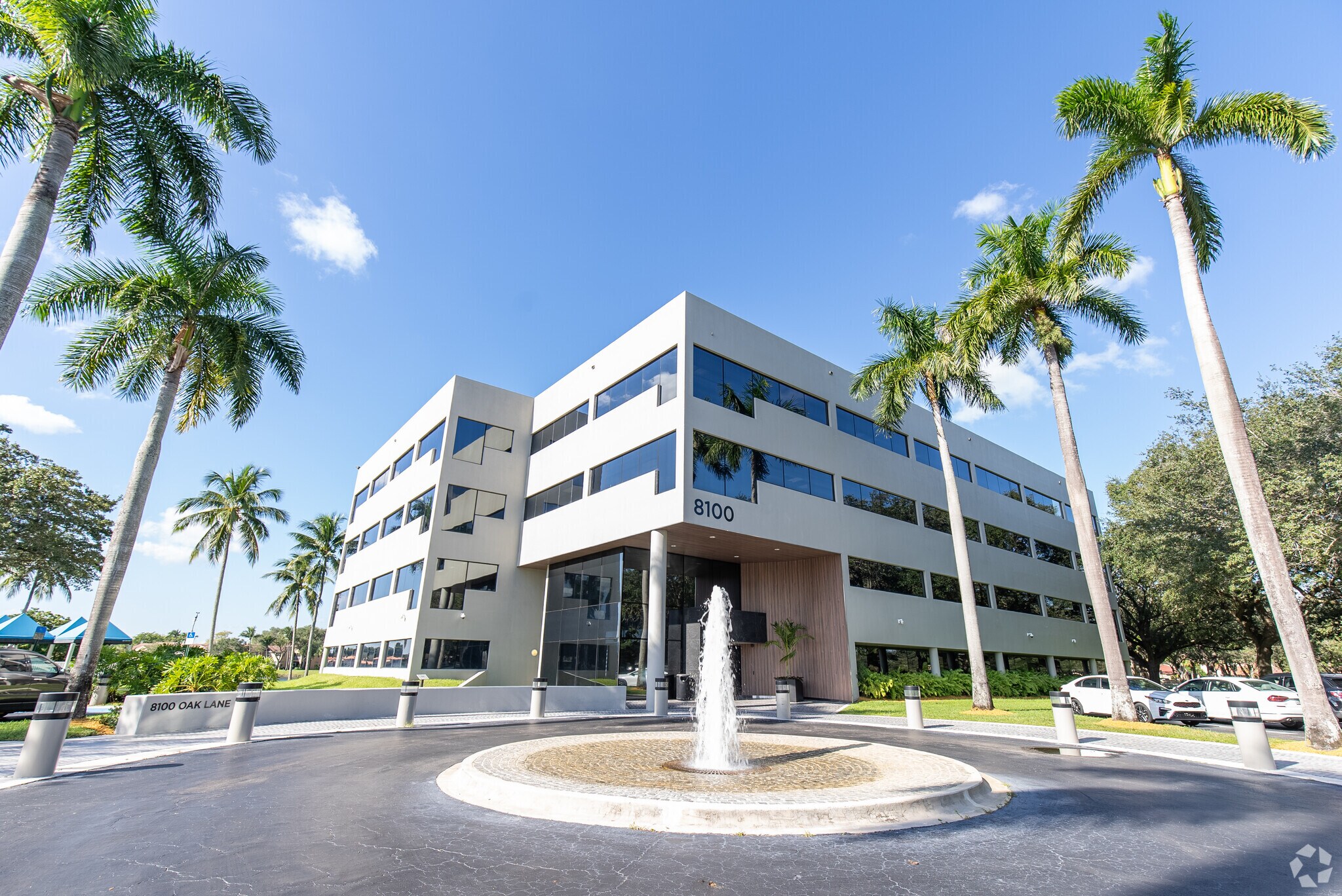 8100 Oak Ln, Miami Lakes, FL à louer Photo principale- Image 1 de 38
