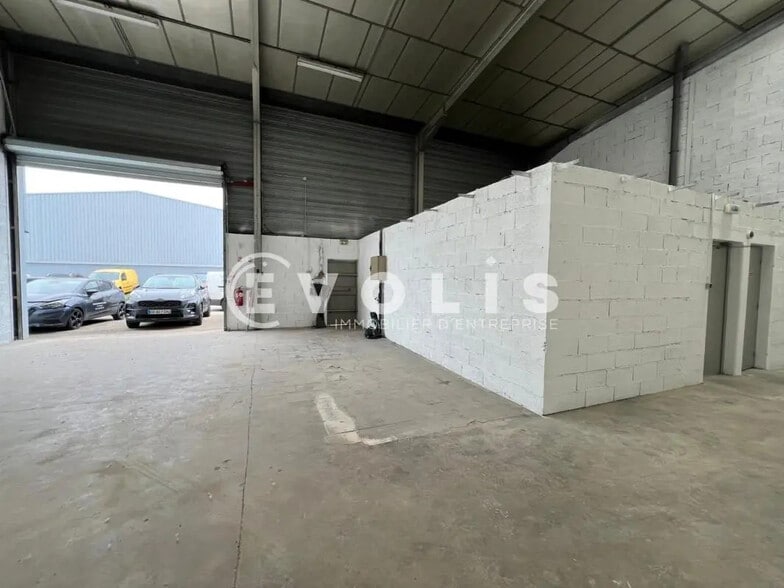 Flex in Chassieu for lease - Interior Photo - Image 3 of 6