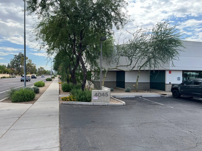 4045 E Union Hills Dr, Phoenix, AZ for lease - Building Photo - Image 3 of 5