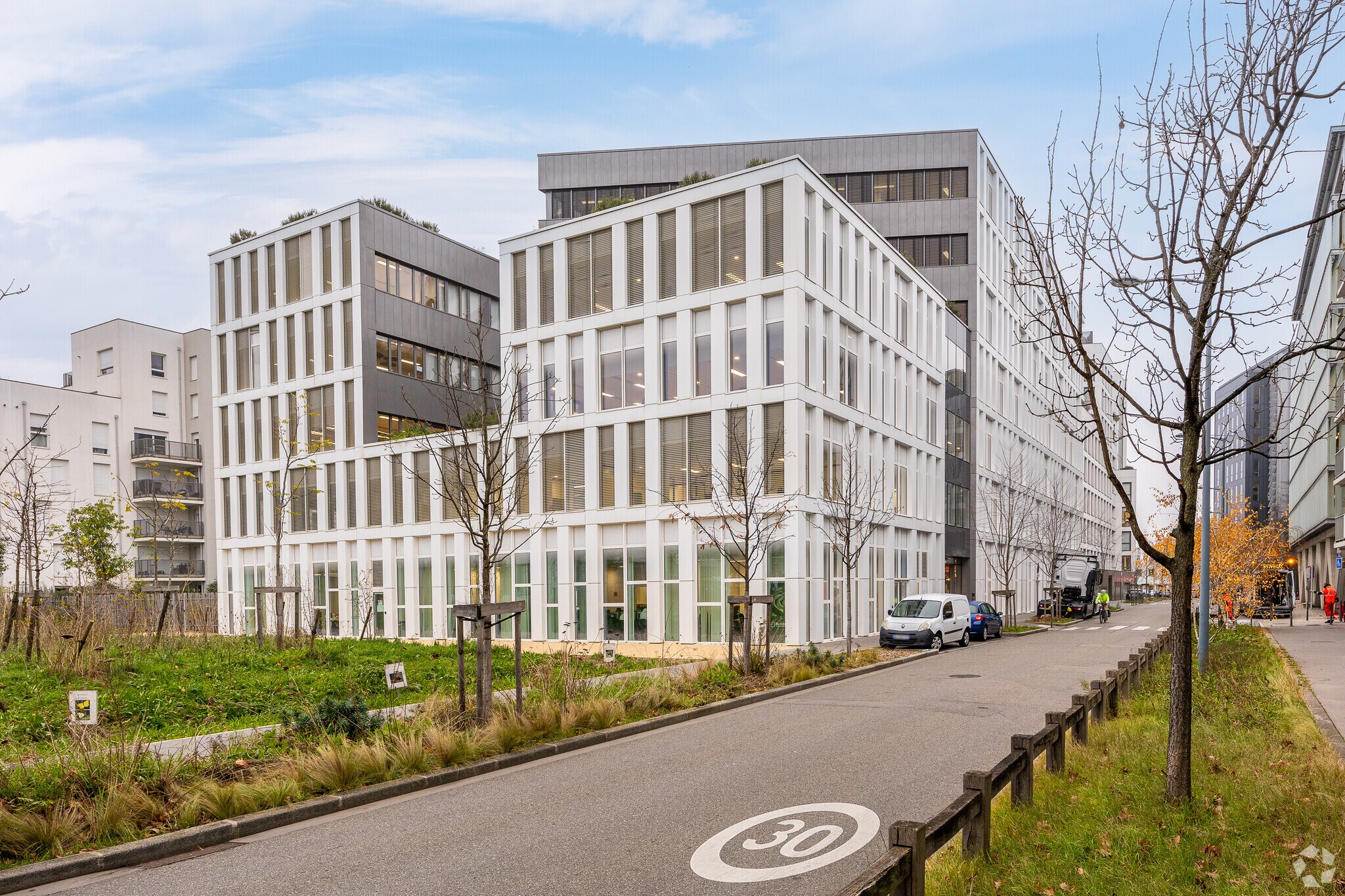 4 Rue Maurice Moissonnier, Vaulx-en-Velin for lease Building Photo- Image 1 of 7