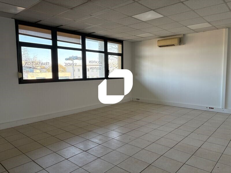Office in Bron for lease Building Photo- Image 1 of 12