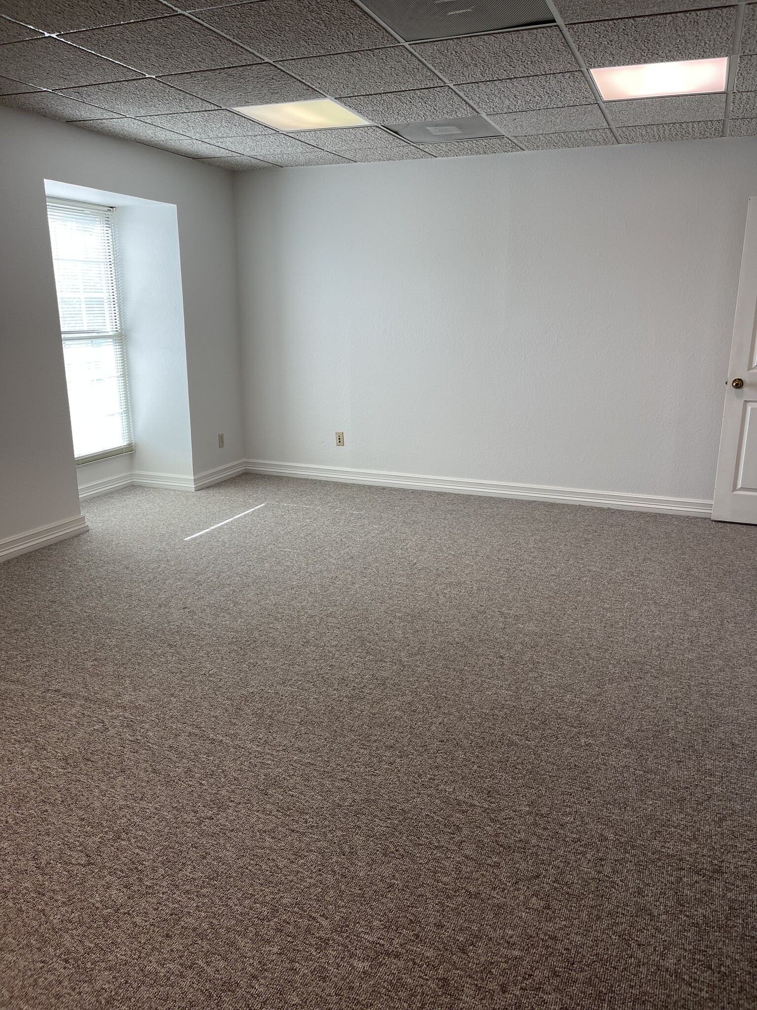 1615 W Abram St, Arlington, TX for lease Interior Photo- Image 1 of 2