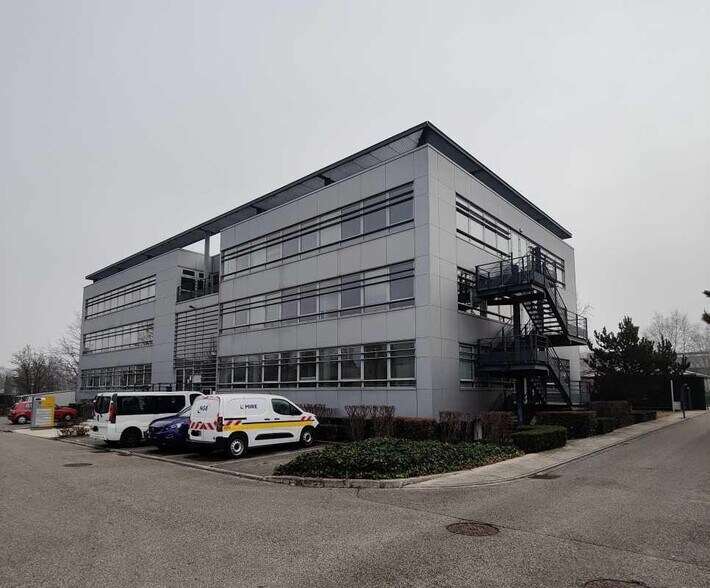 Bureau dans Saint-Priest à louer - Photo du bâtiment - Image 1 de 11