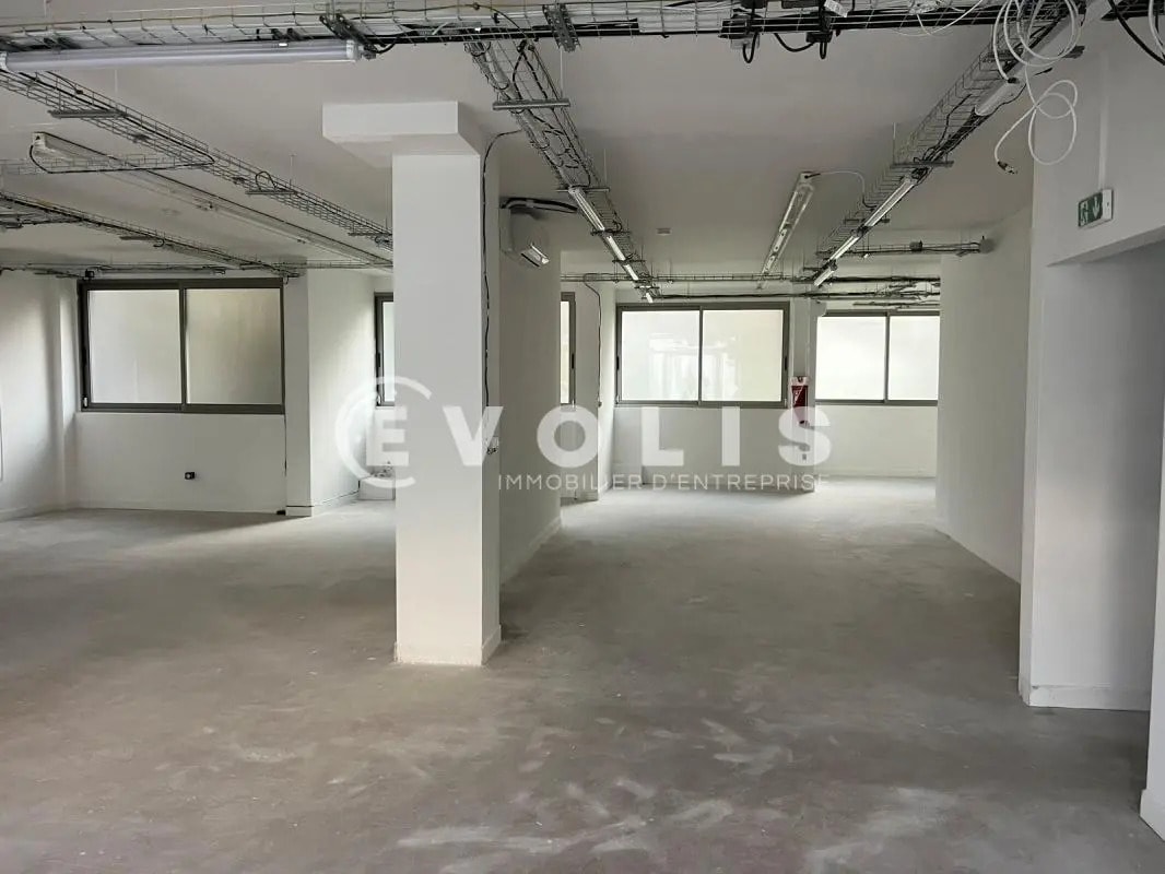 Retail in Paris for lease Interior Photo- Image 1 of 13