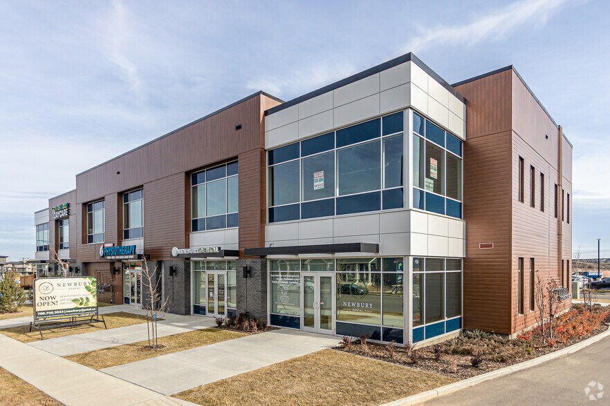 8305 Chappelle Way SW, Edmonton, AB à louer - Photo du bâtiment - Image 2 de 10