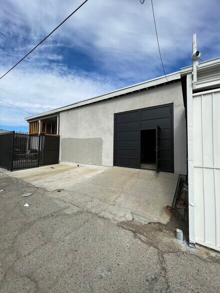 14750 Arminta St, Panorama City, CA à louer - Photo du bâtiment - Image 2 de 3
