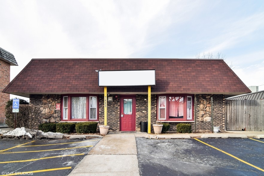 7421 Astor Ave, Hanover Park, IL à vendre - Photo du bâtiment - Image 1 de 13