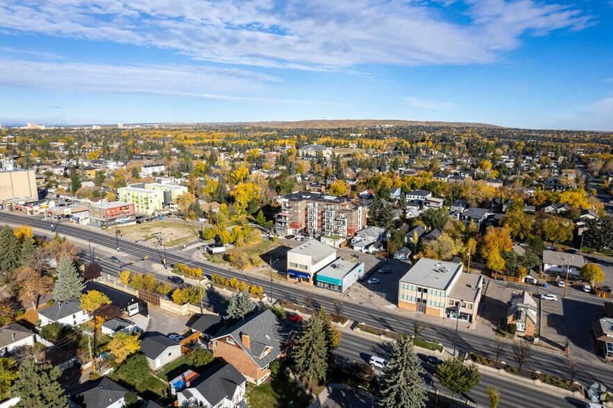 818 16th Ave NW, Calgary, AB à louer - Aérien - Image 2 de 6