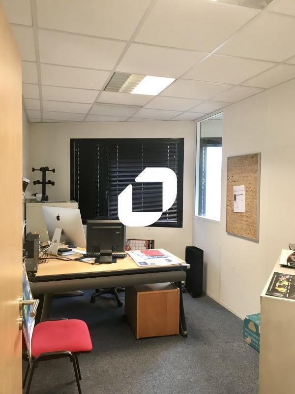Flex in Issy-les-Moulineaux for lease Interior Photo- Image 1 of 23