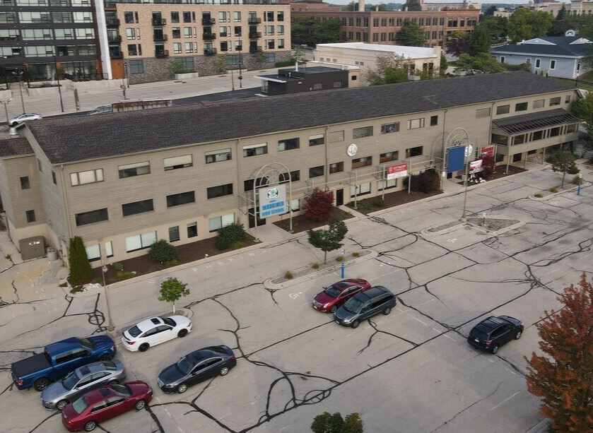 712 Riverfront Dr, Sheboygan, WI à louer Photo du bâtiment- Image 1 de 12