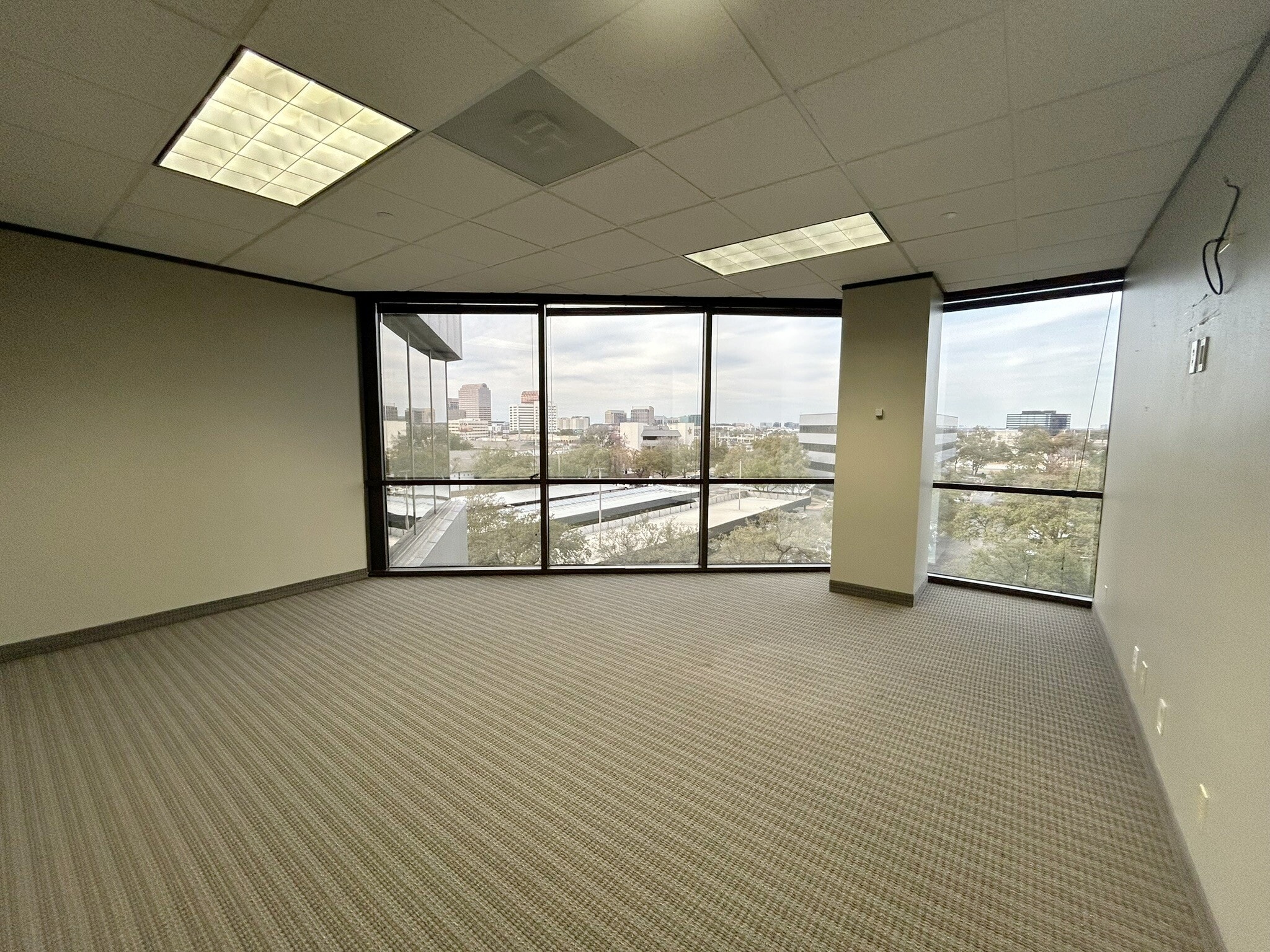 5720 Lyndon B Johnson Fwy, Dallas, TX à louer Photo intérieure- Image 1 de 18