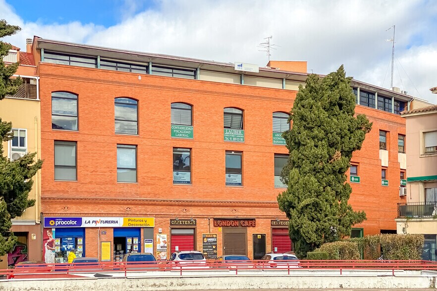 Commerce de détail dans Alcalá de Henares, Madrid à louer - Photo du bâtiment - Image 2 de 3