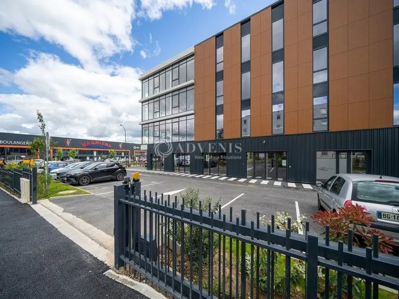 Office in Plaisir for lease Building Photo- Image 1 of 13